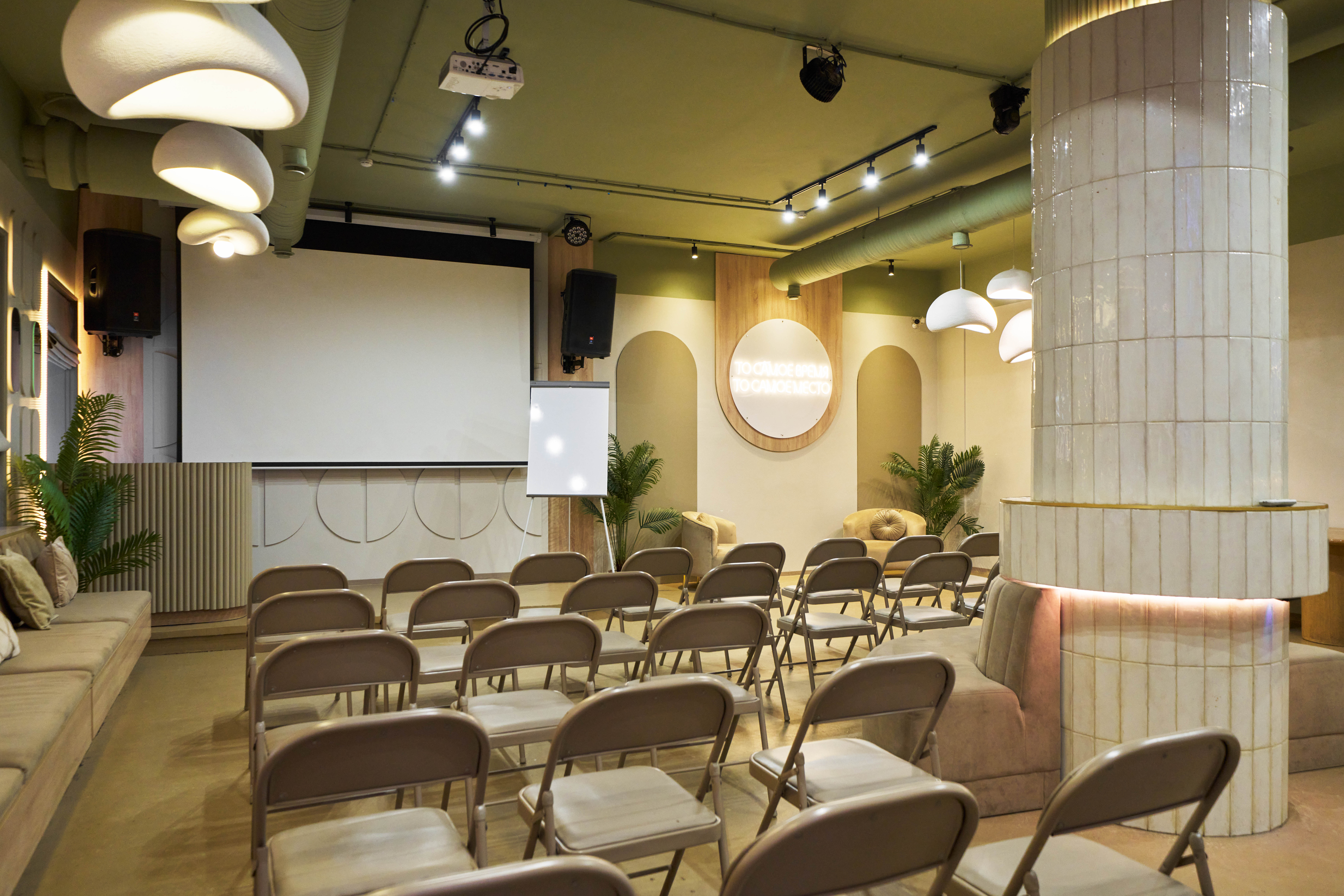 Конференц-Зал «Зал «Октябрь» для бизнес-мероприятий в центре Москвы» – фото №4