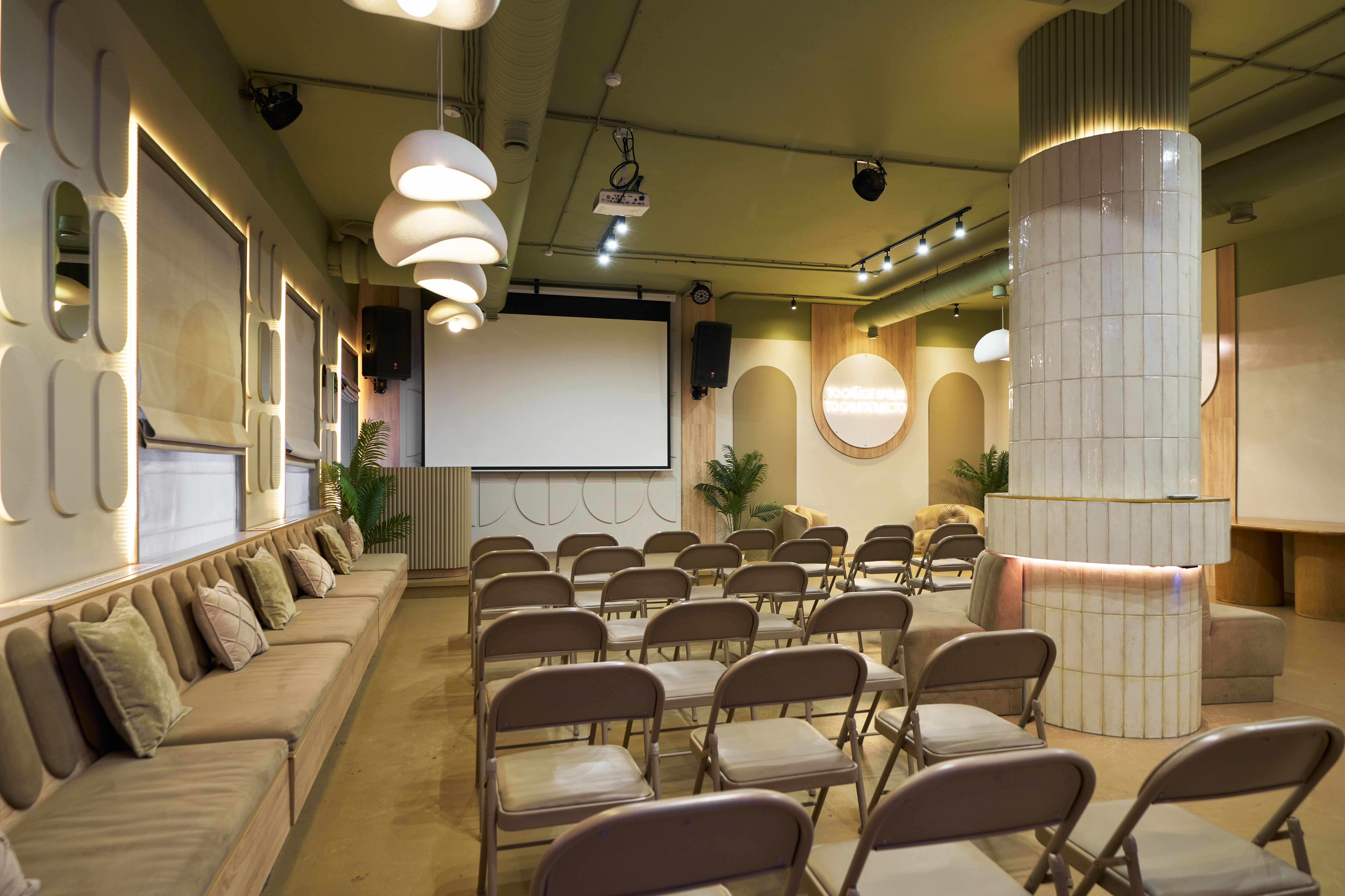 Конференц-Зал «Зал «Октябрь» для бизнес-мероприятий в центре Москвы» – фото №1